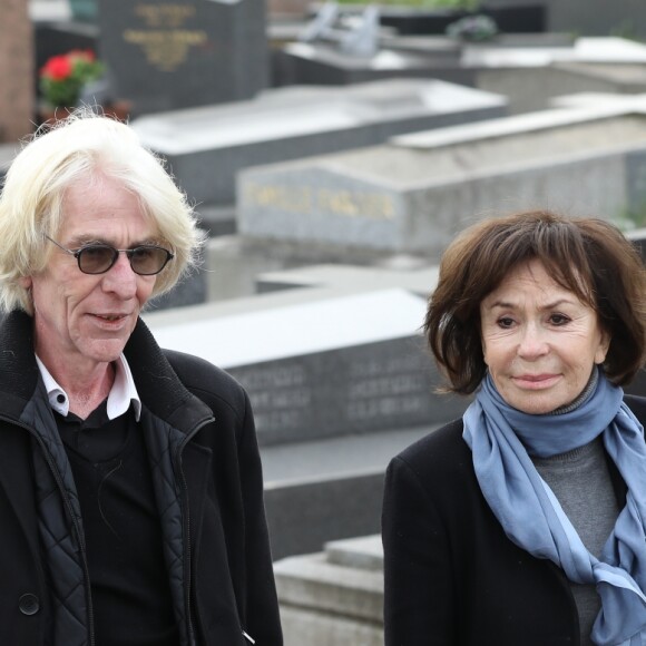 Danièle Évenou et son compagnon Jean-Pierre Baiesi lors des obsèques de Véronique Colucci au cimetière communal de Montrouge, le 12 avril 2018.