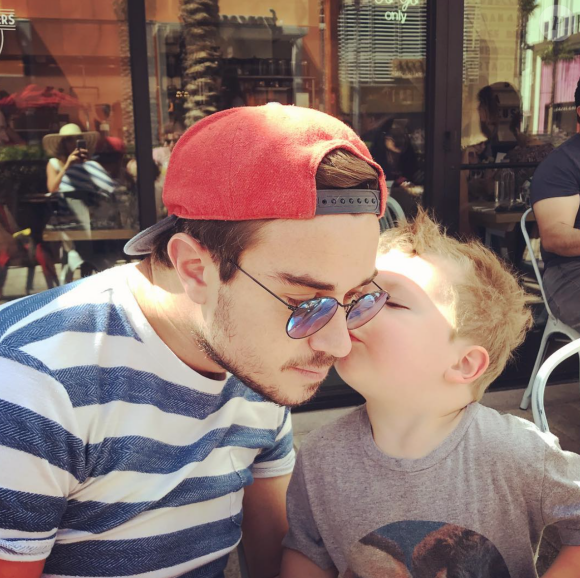 Romain Taillandier prend la pose au côté d'Eliott, le petit garçon qu'il a eu avec Alex Goude d'une mère porteuse.