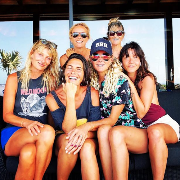 Laeticia Hallyday à Saint-Barthélemy entourée de ses amies Alessandra Sublet, Marie Poniatowski, Isabelle Camus, Hortense d'Esteve et Sylviane Destaillats. Juillet 2018.