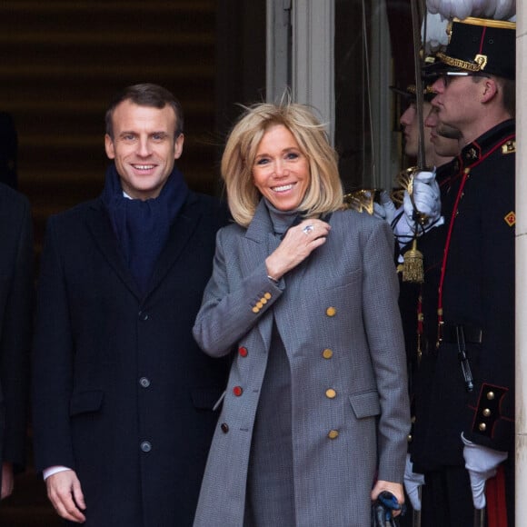Le Président français Emmanuel Macron et la Première Dame Brigitte Macron, accueillis par le roi Philippe de Belgique et la reine Mathilde de Belgique, au palais royal de Bruxelles, lors d'une visite d'état en Belgique. Belgique, Bruxelles, 19 novembre 2018. Alain Rolland / Imagebuzz / Bestimage