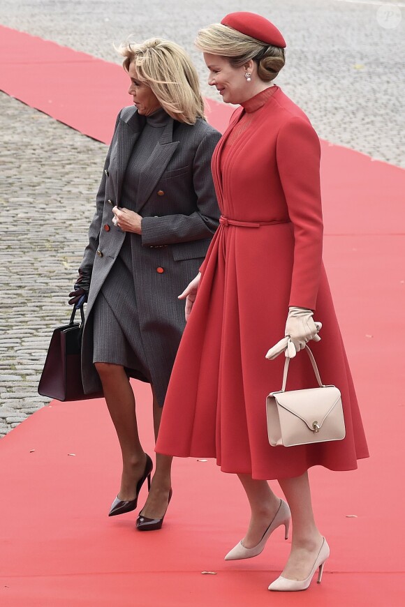 La reine Mathilde de Belgique accueille la Première Dame Brigitte Macron lors de leur visite d'Etat à Bruxelles, Belgique, le 19 novembre 2018.