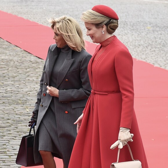La reine Mathilde de Belgique accueille la Première Dame Brigitte Macron lors de leur visite d'Etat à Bruxelles, Belgique, le 19 novembre 2018.