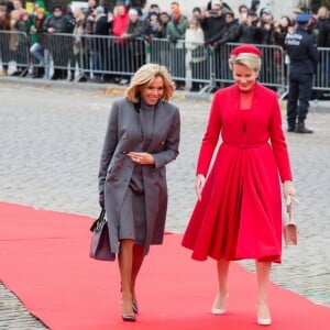 La Première Dame Brigitte Macron accueillie par la reine Mathilde de Belgique, au palais royal de Bruxelles, lors d'une visite d'état en Belgique. Belgique, Bruxelles, 19 novembre 2018. Alain Rolland / Imagebuzz / Bestimage