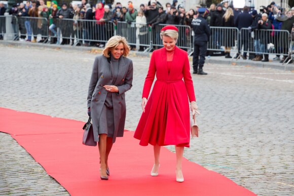 La Première Dame Brigitte Macron accueillie par la reine Mathilde de Belgique, au palais royal de Bruxelles, lors d'une visite d'état en Belgique. Belgique, Bruxelles, 19 novembre 2018. Alain Rolland / Imagebuzz / Bestimage