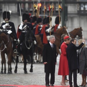 Le roi Philippe de Belgique et la reine Mathilde de Belgique accueillent le président de la République française Emmanuel Macron et sa femme la Première Dame Brigitte Macron lors de leur visite d'Etat à Bruxelles, Belgique, le 19 novembre 2018.
