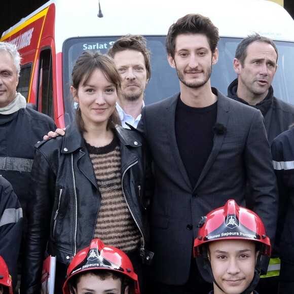 Exclusif - Pierre Niney et Anaïs Demoustier à l'affiche du film " Sauver ou périr ", rencontrent des soldats du feu de la caserne de Sarlat lors du 27ème festival de Sarlat le 14 novembre 2018. © Patrick Bernard/Bestimage