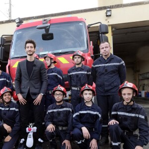 Exclusif - Pierre Niney et Anaïs Demoustier à l'affiche du film " Sauver ou périr ", rencontrent des soldats du feu de la caserne de Sarlat lors du 27ème festival de Sarlat le 14 novembre 2018. © Patrick Bernard/Bestimage