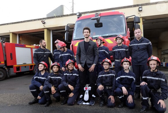 Exclusif - Pierre Niney et Anaïs Demoustier à l'affiche du film " Sauver ou périr ", rencontrent des soldats du feu de la caserne de Sarlat lors du 27ème festival de Sarlat le 14 novembre 2018. © Patrick Bernard/Bestimage