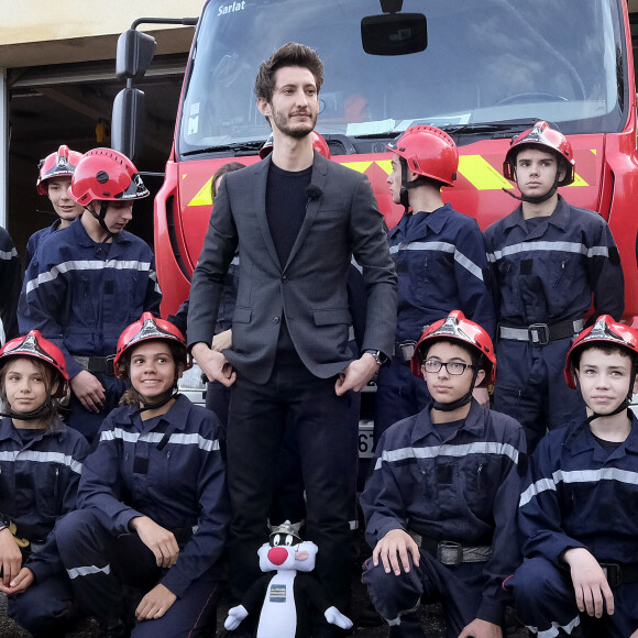 Exclusif - Pierre Niney et Anaïs Demoustier à l'affiche du film " Sauver ou périr ", rencontrent des soldats du feu de la caserne de Sarlat lors du 27ème festival de Sarlat le 14 novembre 2018. © Patrick Bernard/Bestimage