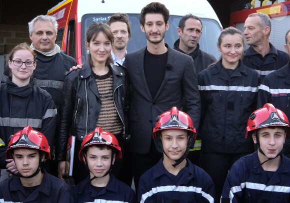 Exclusif - Pierre Niney et Anaïs Demoustier à l'affiche du film " Sauver ou périr ", rencontrent des soldats du feu de la caserne de Sarlat lors du 27ème festival de Sarlat le 14 novembre 2018. © Patrick Bernard/Bestimage