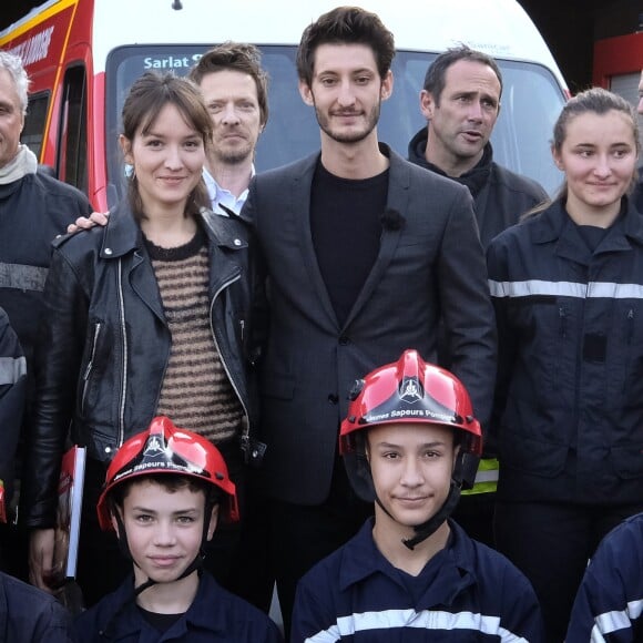 Exclusif - Pierre Niney et Anaïs Demoustier à l'affiche du film " Sauver ou périr ", rencontrent des soldats du feu de la caserne de Sarlat lors du 27ème festival de Sarlat le 14 novembre 2018. © Patrick Bernard/Bestimage