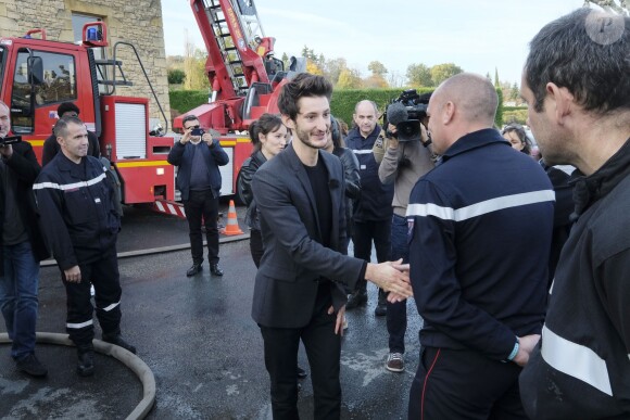 Exclusif - Pierre Niney et Anaïs Demoustier à l'affiche du film " Sauver ou périr ", rencontrent des soldats du feu de la caserne de Sarlat lors du 27ème festival de Sarlat le 14 novembre 2018. © Patrick Bernard/Bestimage