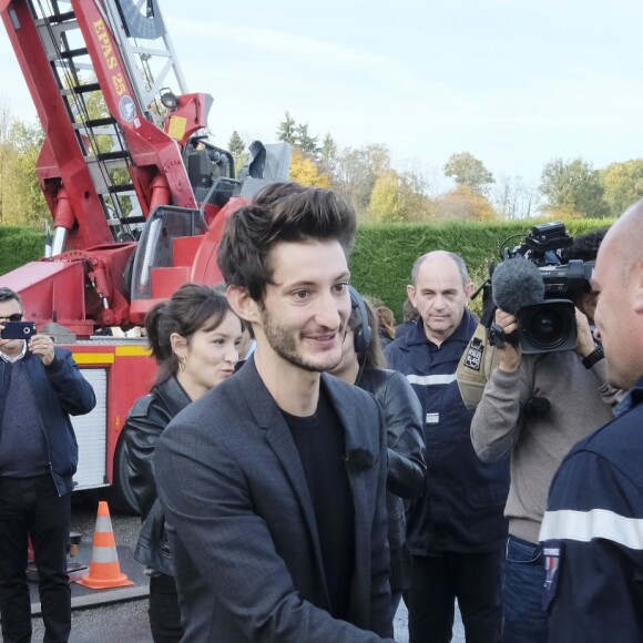 Exclusif - Pierre Niney et Anaïs Demoustier à l'affiche du film " Sauver ou périr ", rencontrent des soldats du feu de la caserne de Sarlat lors du 27ème festival de Sarlat le 14 novembre 2018. © Patrick Bernard/Bestimage