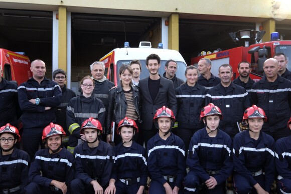 Exclusif - Pierre Niney et Anaïs Demoustier à l'affiche du film " Sauver ou périr ", rencontrent des soldats du feu de la caserne de Sarlat lors du 27ème festival de Sarlat le 14 novembre 2018. © Patrick Bernard/Bestimage