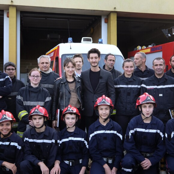 Exclusif - Pierre Niney et Anaïs Demoustier à l'affiche du film " Sauver ou périr ", rencontrent des soldats du feu de la caserne de Sarlat lors du 27ème festival de Sarlat le 14 novembre 2018. © Patrick Bernard/Bestimage