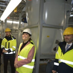 La princesse Victoria de Suède a visité le 16 novembre 2018, avec son mari le prince Daniel, une usine Höganäs AB dans le sud du pays.