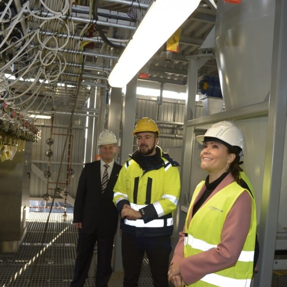 La princesse Victoria de Suède a visité le 16 novembre 2018, avec son mari le prince Daniel, une usine Höganäs AB dans le sud du pays.