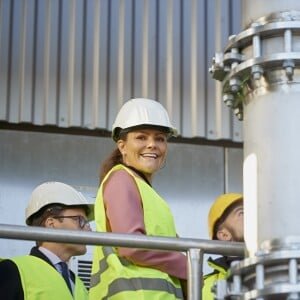 La princesse Victoria de Suède a visité le 16 novembre 2018, avec son mari le prince Daniel, une usine Höganäs AB dans le sud du pays.