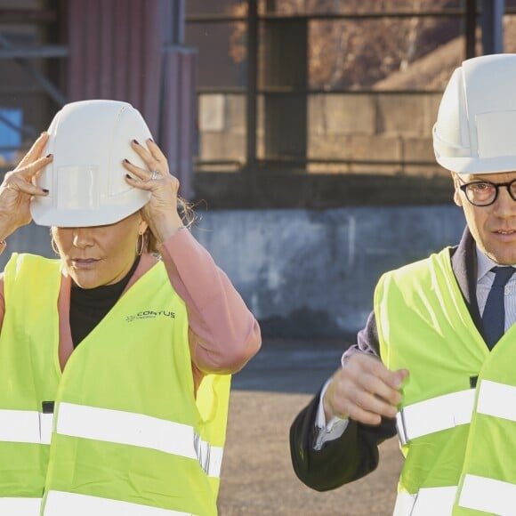 La princesse Victoria de Suède a visité le 16 novembre 2018, avec son mari le prince Daniel, une usine Höganäs AB dans le sud du pays.