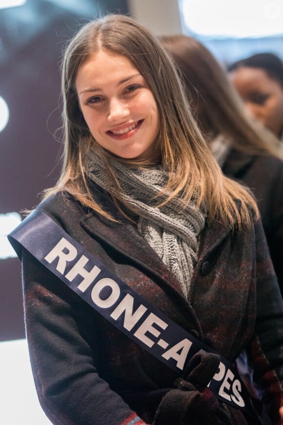 Semi Exclusif - Miss Rhône-Alpes: Pauline Ianiro - Les candidates à l'éléction de Miss France 2019 s'envolent pour l'Ile Maurice à l'aéroport Roissy CDG le 20 novembre 2018. © Cyril Moreau / Bestimage