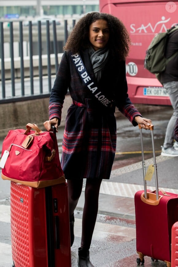Semi Exclusif - Miss Pays de la Loire: Diane Le Roux - Les candidates à l'éléction de Miss France 2019 s'envolent pour l'Ile Maurice à l'aéroport Roissy CDG le 20 novembre 2018. © Cyril Moreau / Bestimage