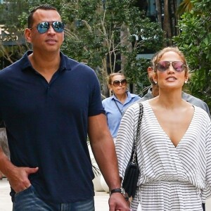 Jennifer Lopez et son compagnon Alex Rodriguez sont allés faire du shopping en amoureux dans les rues de Miami, le 2 novembre 2018