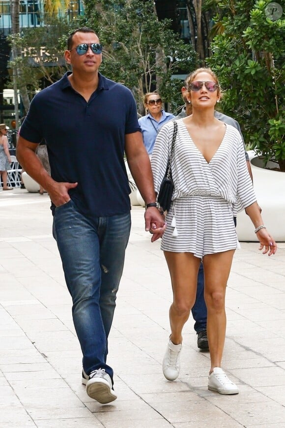 Jennifer Lopez et son compagnon Alex Rodriguez sont allés faire du shopping en amoureux dans les rues de Miami, le 2 novembre 2018