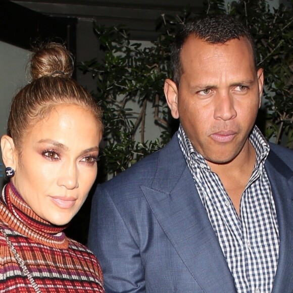 Jennifer Lopez et son compagnon Alex Rodriguez à la sortie du restaurant "Osteria Mozza" à Los Angeles, le 20 octobre 2018.