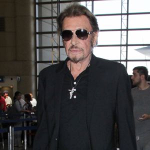 Johnny Hallyday avec sa femme Laeticia et ses enfants Jade et Joy en partance pour Paris arrivent à l'aéroport Lax de Los Angeles le 25 juin 2016.