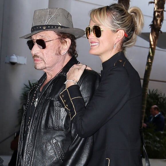 Après son 75ème concert, Johnny Hallyday arrive en famille avec sa femme Laeticia et ses filles Jade et Joy à l'aéroport de Los Angeles en provenance de Paris le 29 mars 2016.