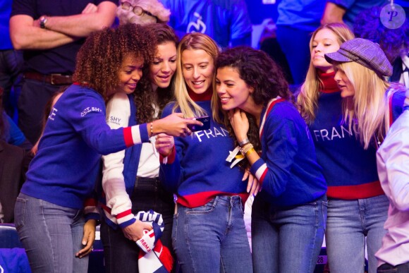 Susan Chardy, guest, Karen Benneteau, Noura El Shwekh, Clémence Bertrand , Isabelle Camus - Les célébrités assistent au match de tennis de double Nicolas Mahut et Pierre-Hugues Herbert opposés aux joueurs Croates Mate Pavic et Ivan Dodig lors de la Finale du double de la Coupe Davis France contre Croatie © Alain Rolland / Imagebuzz / Bestimage
