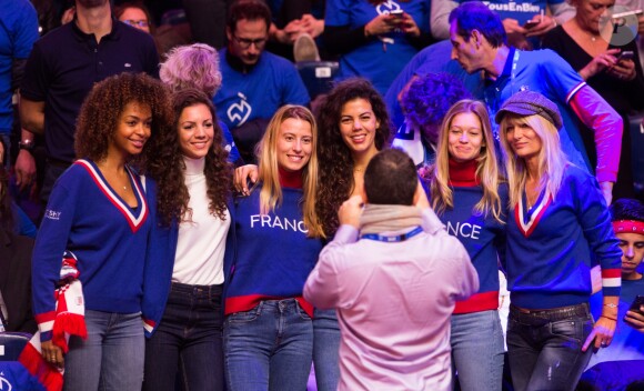 Susan Chardy, guest, Karen Benneteau, Noura El Shwekh, Clémence Bertrand , Isabelle Camus - Les célébrités assistent au match de tennis de double Nicolas Mahut et Pierre-Hugues Herbert opposés aux joueurs Croates Mate Pavic et Ivan Dodig lors de la Finale du double de la Coupe Davis France contre Croatie © Alain Rolland / Imagebuzz / Bestimage