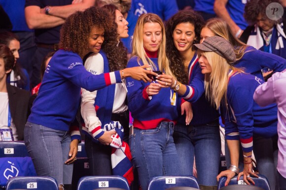 Susan Chardy, guest, Karen Benneteau, Noura El Shwekh, Clémence Bertrand , Isabelle Camus - Les célébrités assistent au match de tennis de double Nicolas Mahut et Pierre-Hugues Herbert opposés aux joueurs Croates Mate Pavic et Ivan Dodig lors de la Finale du double de la Coupe Davis France contre Croatie © Alain Rolland / Imagebuzz / Bestimage