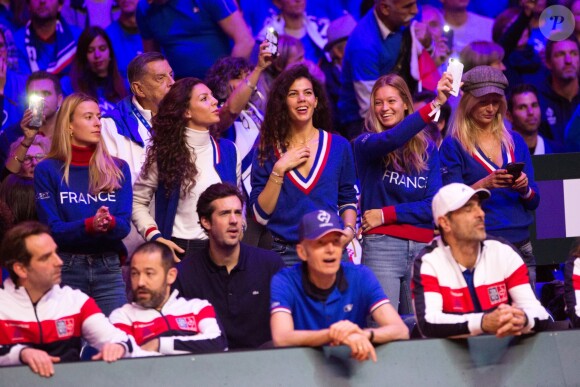 Karen Benneteau, Noura El Shwekh, Clémence Bertrand , Isabelle Camus - Les célébrités assistent au match de tennis de double Nicolas Mahut et Pierre-Hugues Herbert opposés aux joueurs Croates Mate Pavic et Ivan Dodig lors de la Finale du double de la Coupe Davis France contre Croatie © Alain Rolland / Imagebuzz / Bestimage