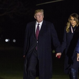 Donald Trump avec sa femme Melania et leur fils Barron arrivent à la Maison Blanche après avoir passé le week-end à Palm Beach le 25 novembre 2018.