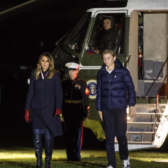 Donald Trump avec sa femme Melania et leur fils Barron arrivent à la Maison Blanche après avoir passé le week-end à Palm Beach le 25 novembre 2018.