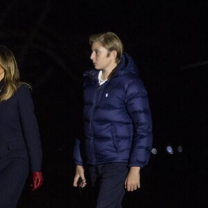 Donald Trump avec sa femme Melania et leur fils Barron arrivent à la Maison Blanche après avoir passé le week-end à Palm Beach le 25 novembre 2018.