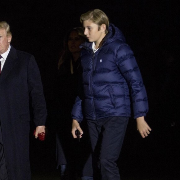 Donald Trump avec sa femme Melania et leur fils Barron arrivent à la Maison Blanche après avoir passé le week-end à Palm Beach le 25 novembre 2018.