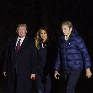 Donald Trump avec sa femme Melania et leur fils Barron arrivent à la Maison Blanche après avoir passé le week-end à Palm Beach le 25 novembre 2018.