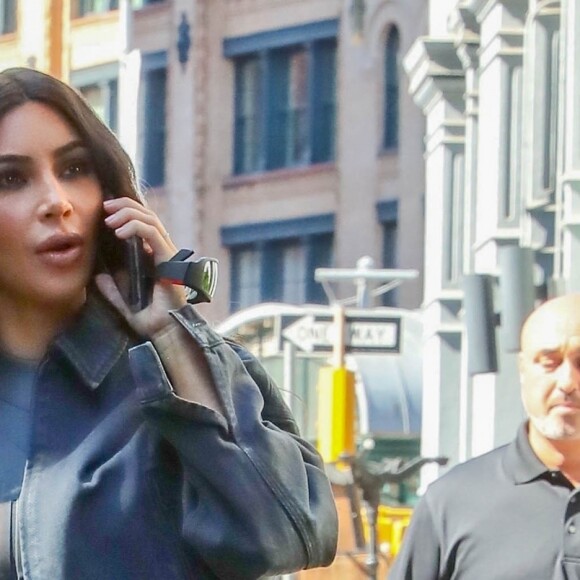 Kim Kardashian porte une combinaison pantalon en latex noir mat dans les rues de New York, le 30 septembre 2018