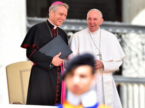 L'archevêque Georg Ganswein et le pape François au Vatican le 25 mai 2016.
