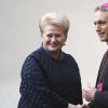 La présidente de la République de lituanie Dalia Grybauskaite acceuillie pas l'archevêque  Georg Ganswein au Vatican le 25 mars 2017.