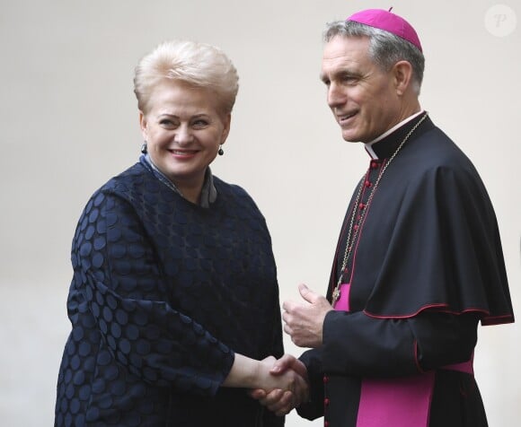 La présidente de la République de lituanie Dalia Grybauskaite acceuillie pas l'archevêque  Georg Ganswein au Vatican le 25 mars 2017.