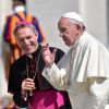 L'archevêque Georg Ganswein et le pape François au Vatican le 30 avril 2016.