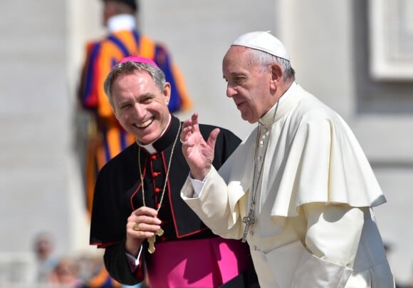 L'archevêque Georg Ganswein et le pape François au Vatican le 30 avril 2016.
