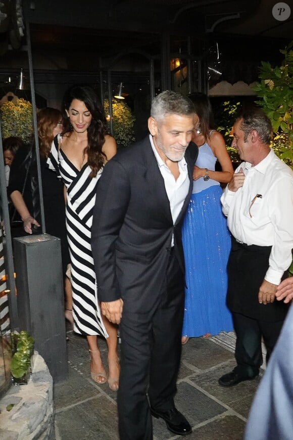 George Clooney et sa femme Amal vont dîner avec des amis au restaurant "Il Gatto Nero" à Cernobbio, le 3 août 2018.