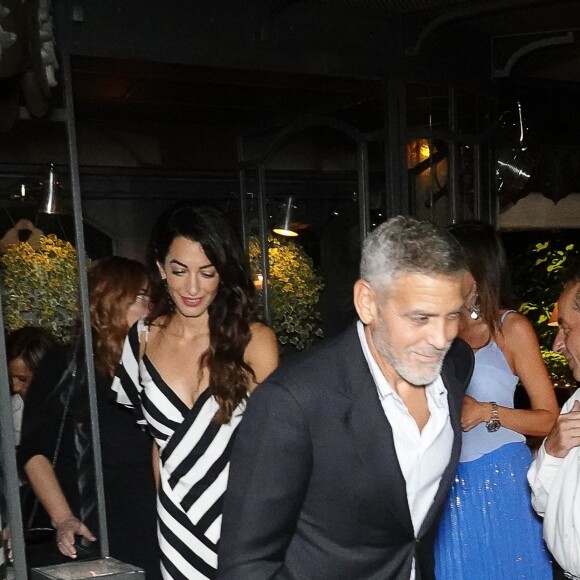 George Clooney et sa femme Amal vont dîner avec des amis au restaurant "Il Gatto Nero" à Cernobbio, le 3 août 2018.