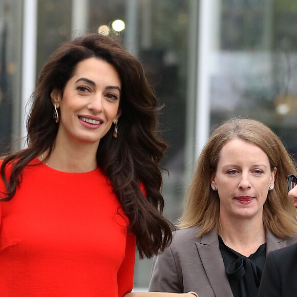Amal Clooney arrive au pas de course aux Nations Unies à New York le 28 septembre 2018.