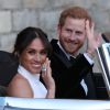 Le prince Harry, duc de Sussex, et Meghan Markle, duchesse de Sussex quittent le château de Windsor à bord d'une Jaguar Type E cabriolet en tenue de soirée après leur cérémonie de mariage, pour se rendre à la réception à Frogmore House à Windsor le 19 mai 2018.
