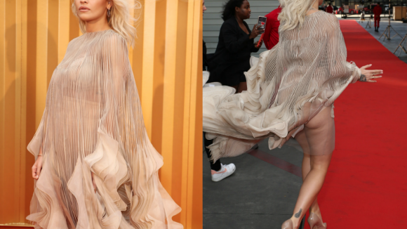 Rita Ora dévêtue : Un coup de vent sous sa robe en montre un peu trop...